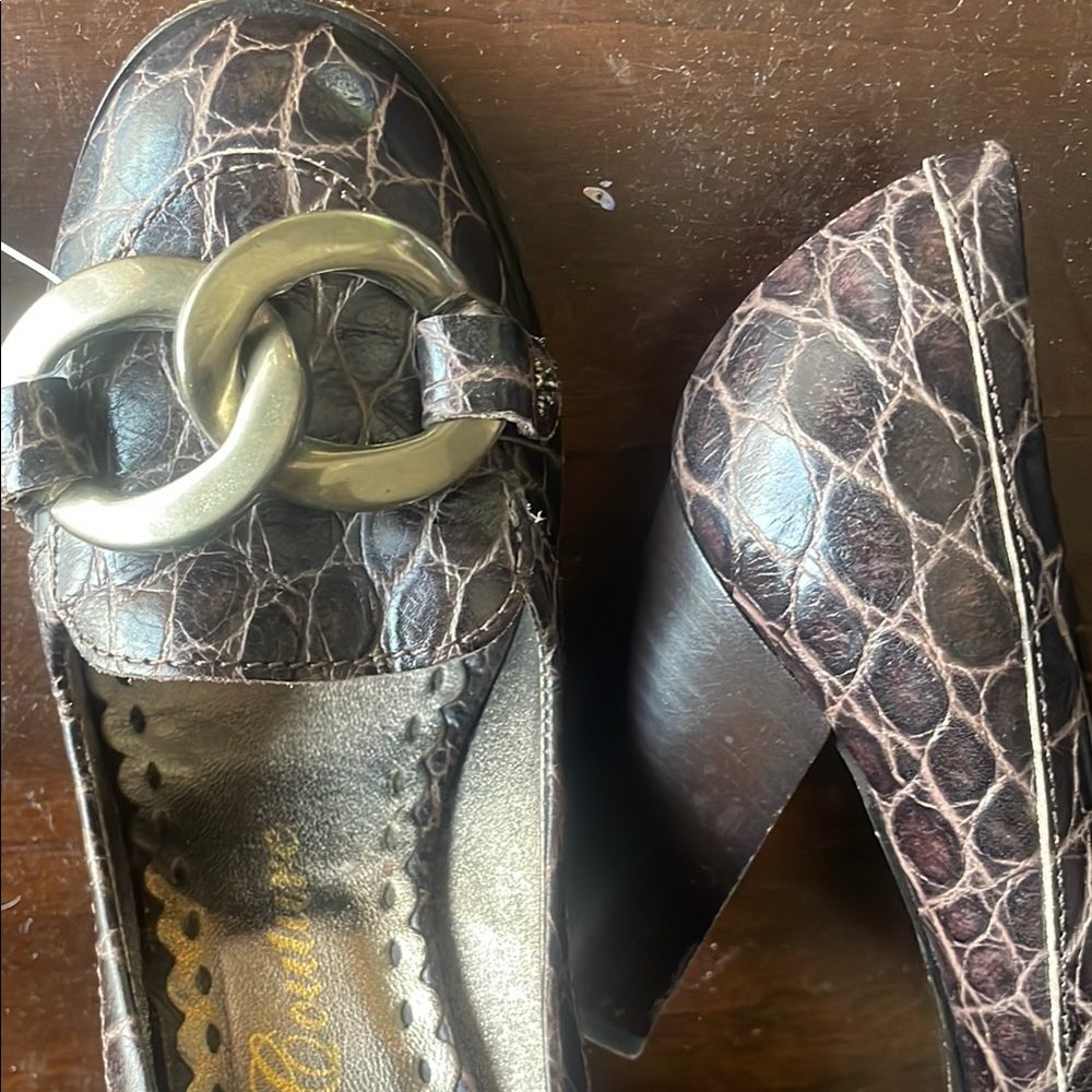 Chic Brown Crocodile Patterned Women's Heels